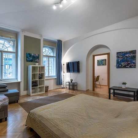 Spacious 3 Bedroom Apartment In The Heart Of Praha Bagian luar foto