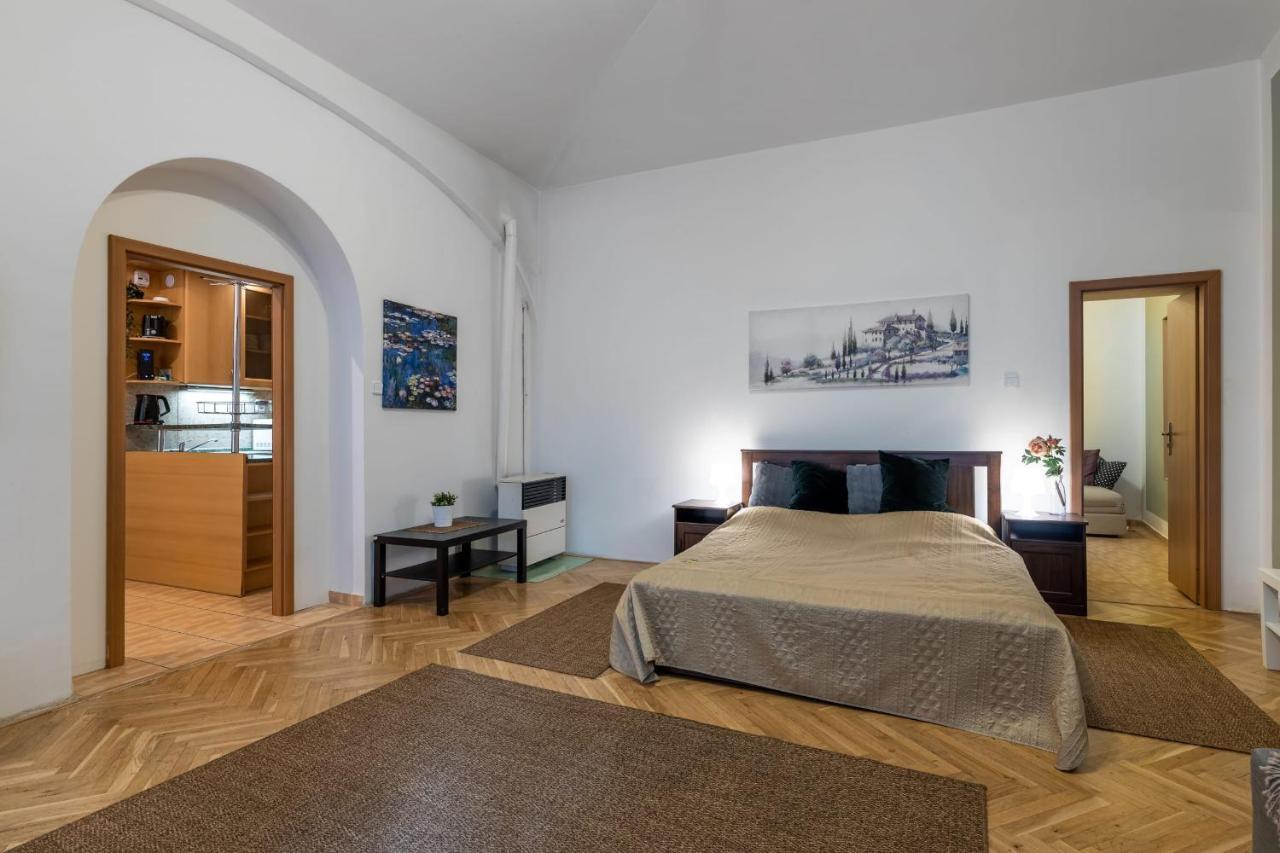Spacious 3 Bedroom Apartment In The Heart Of Praha Bagian luar foto