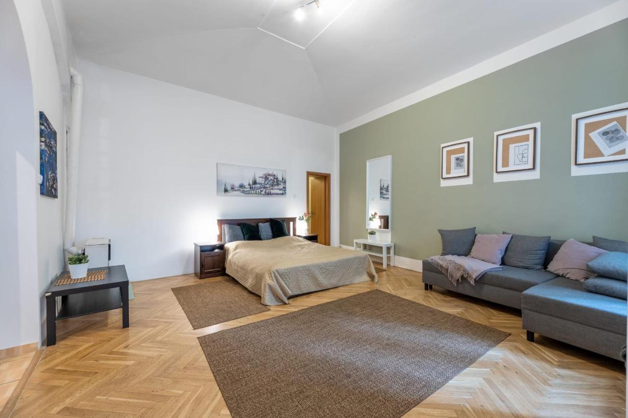 Spacious 3 Bedroom Apartment In The Heart Of Praha Bagian luar foto