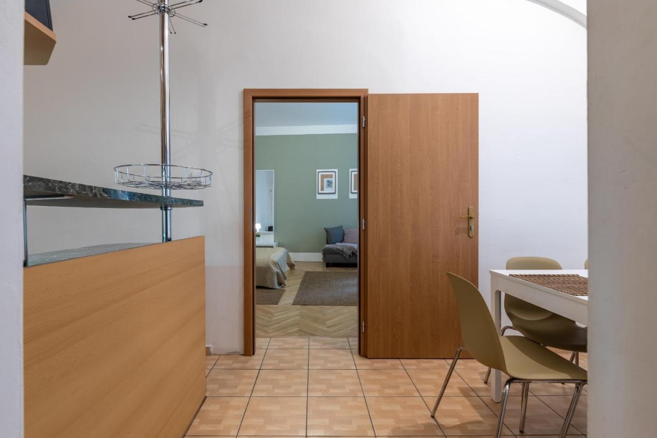 Spacious 3 Bedroom Apartment In The Heart Of Praha Bagian luar foto