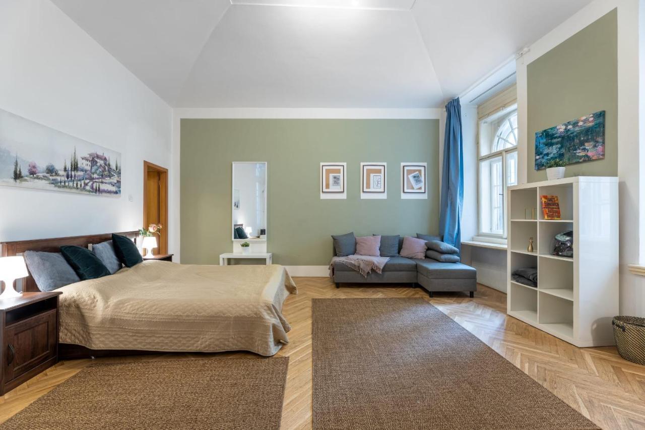 Spacious 3 Bedroom Apartment In The Heart Of Praha Bagian luar foto
