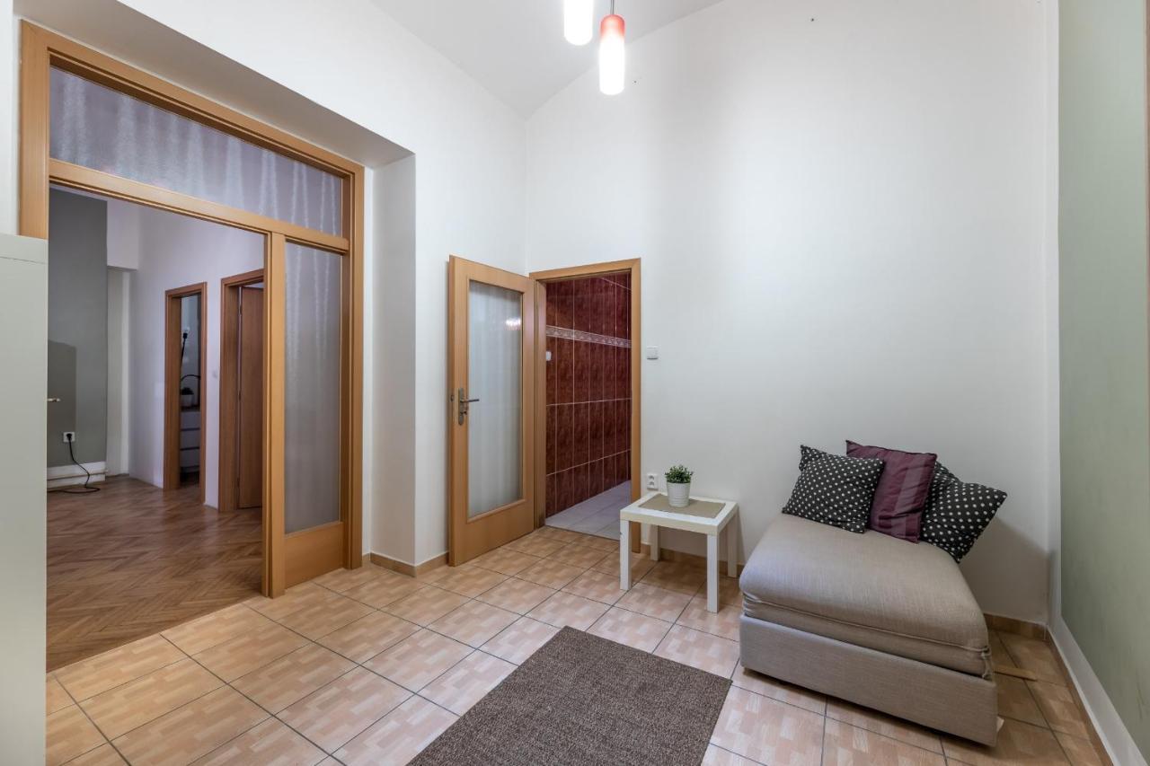 Spacious 3 Bedroom Apartment In The Heart Of Praha Bagian luar foto