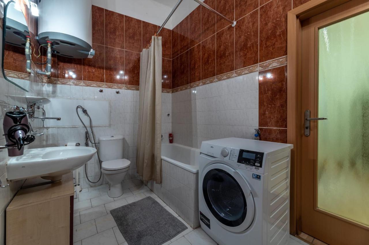 Spacious 3 Bedroom Apartment In The Heart Of Praha Bagian luar foto