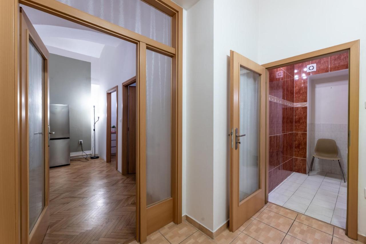 Spacious 3 Bedroom Apartment In The Heart Of Praha Bagian luar foto