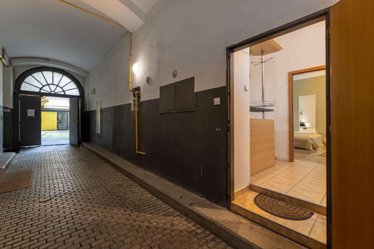 Spacious 3 Bedroom Apartment In The Heart Of Praha Bagian luar foto
