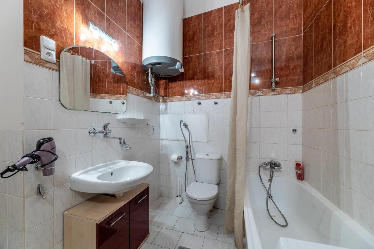 Spacious 3 Bedroom Apartment In The Heart Of Praha Bagian luar foto