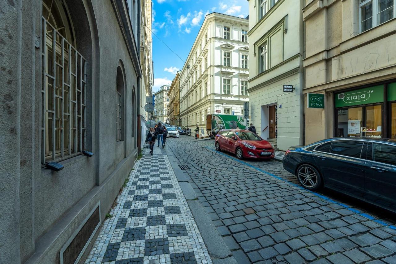 Spacious 3 Bedroom Apartment In The Heart Of Praha Bagian luar foto